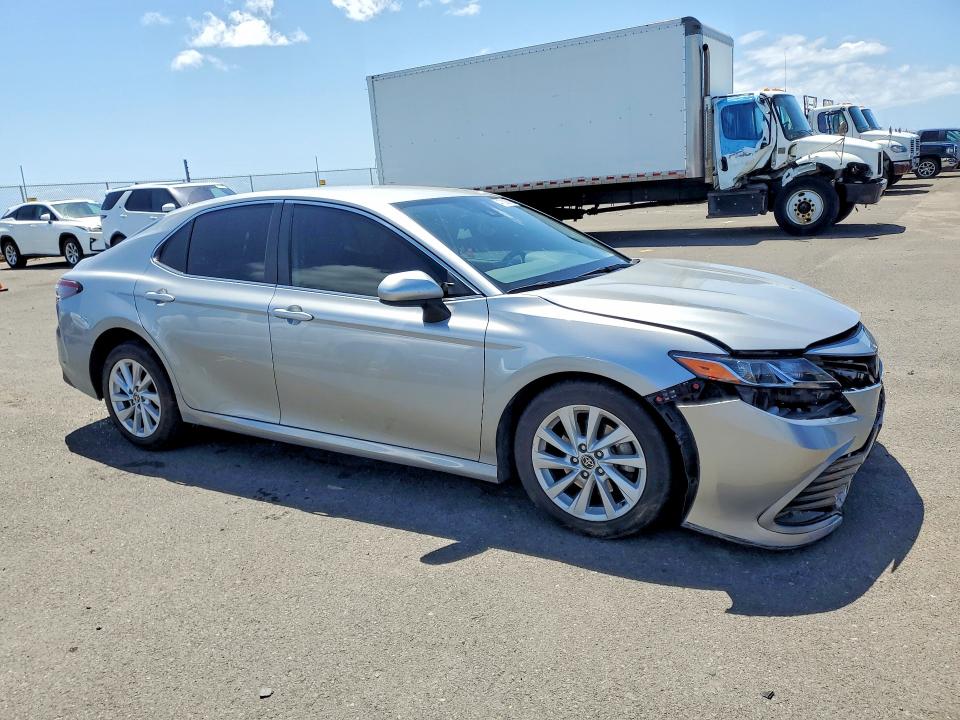 47303916 :رقم المزاد ، 4T1C11AK7NU027725 vin ، 2022 Toyota Camry مزاد بيع