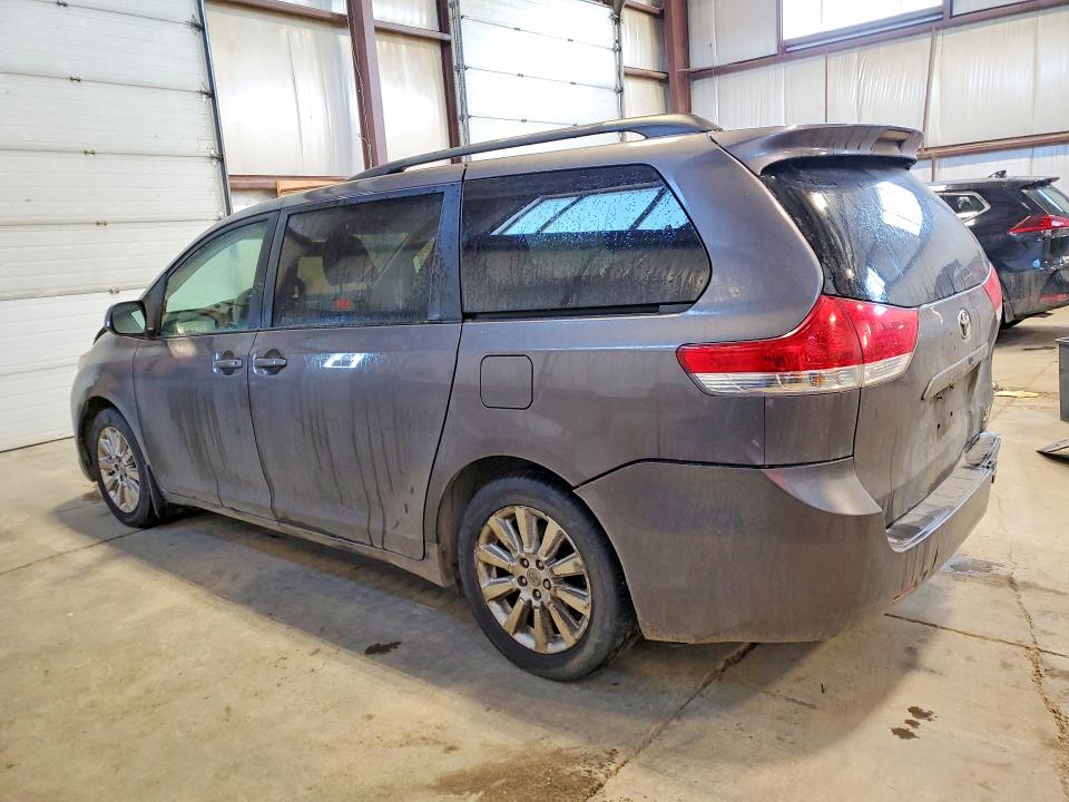 79624065 :رقم المزاد ، 5TDJK3DC3BS022630 vin ، 2011 Toyota Sienna مزاد بيع