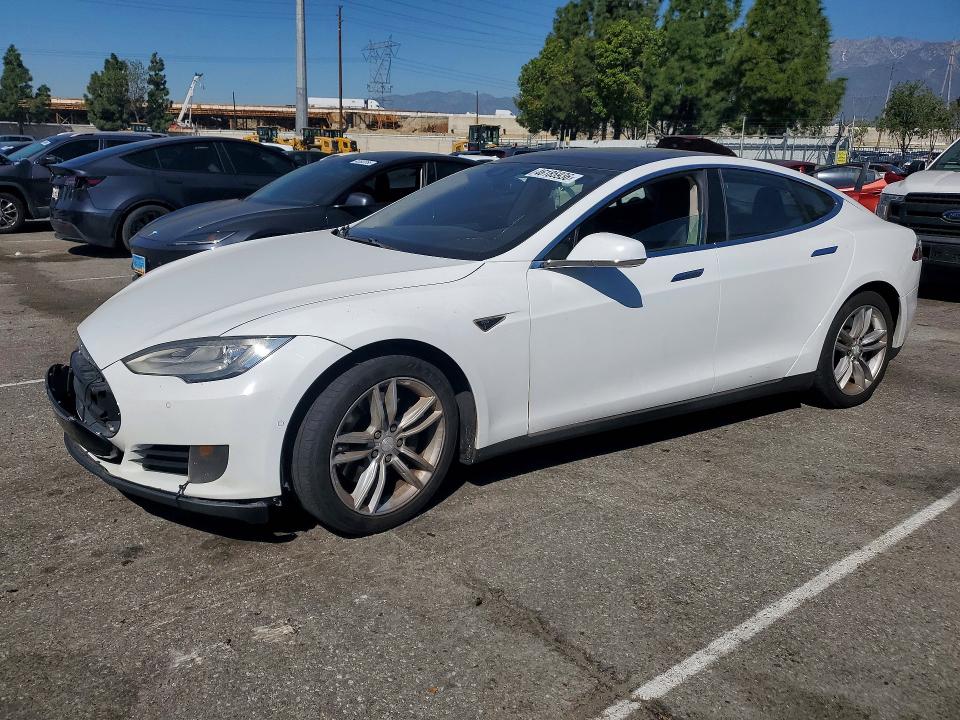 2015 Tesla Model S მანქანა იყიდება აუქციონზე, vin: 5YJSA1E13FF101282, აუქციონის ნომერი: 46185936