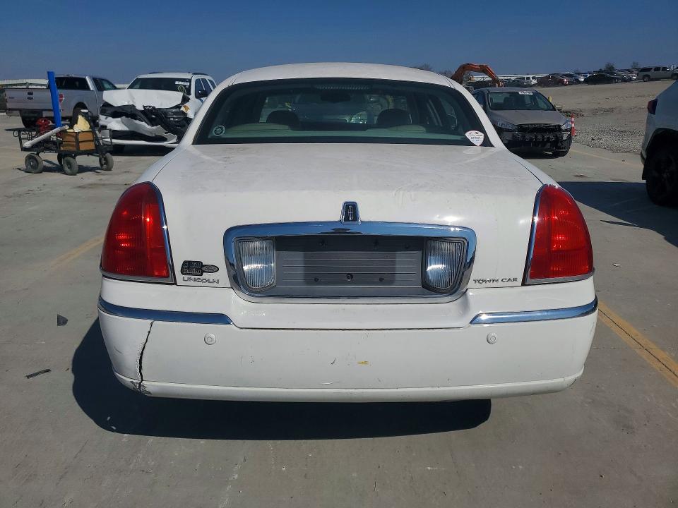 47688906 :رقم المزاد ، 1LNHM81W54Y602226 vin ، 2004 Lincoln Town Car مزاد بيع