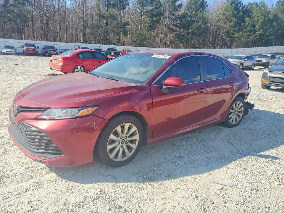41787296 :رقم المزاد ، 4T1B11HK2JU535550 vin ، 2018 Toyota Camry مزاد بيع