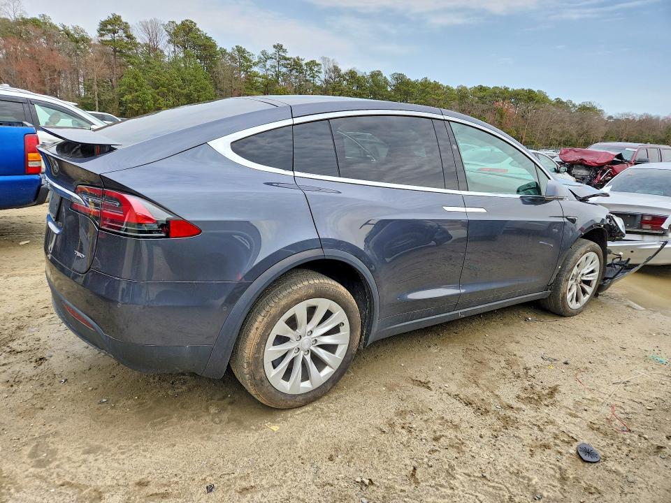 Продаж на аукціоні авто 2018 Tesla Model X, vin: 5YJXCBE27JF137841, номер лоту: 42075366