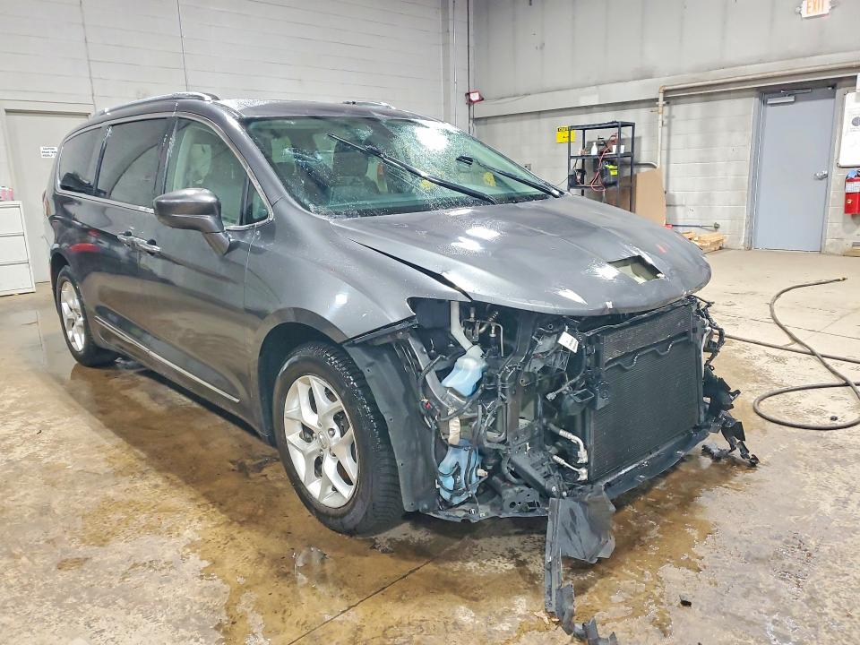 46187336 :رقم المزاد ، 2C4RC1BG9JR111829 vin ، 2018 Chrysler Pacifica مزاد بيع