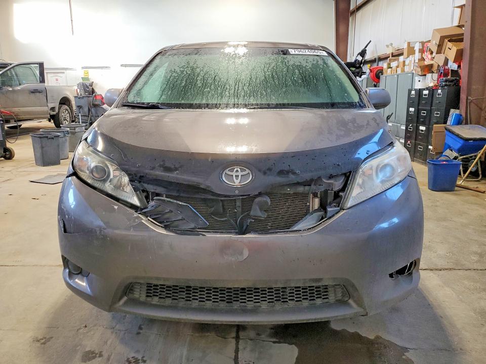 79624065 :رقم المزاد ، 5TDJK3DC3BS022630 vin ، 2011 Toyota Sienna مزاد بيع