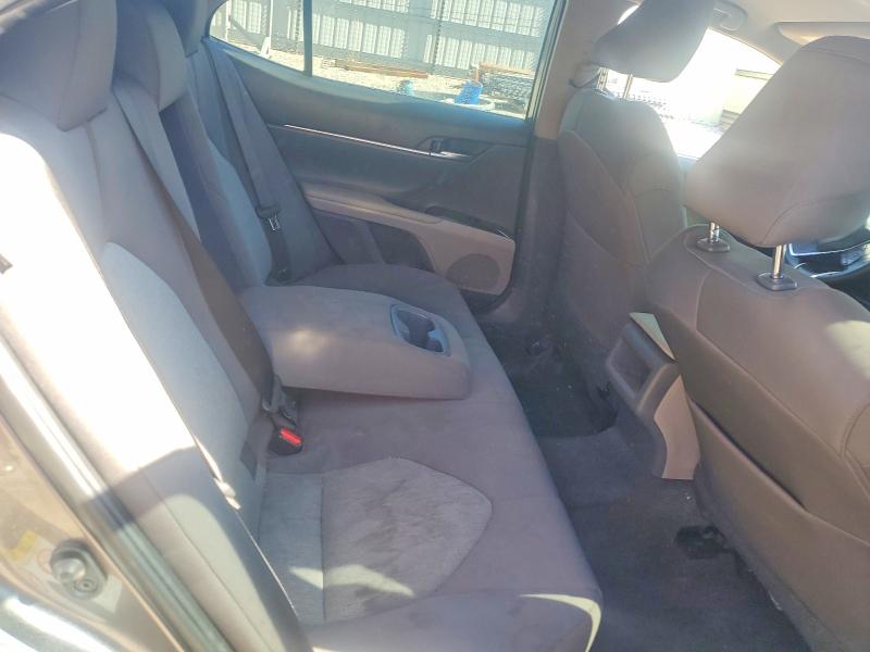 46679606 :رقم المزاد ، 4T1B11HK1JU627409 vin ، 2018 Toyota Camry مزاد بيع
