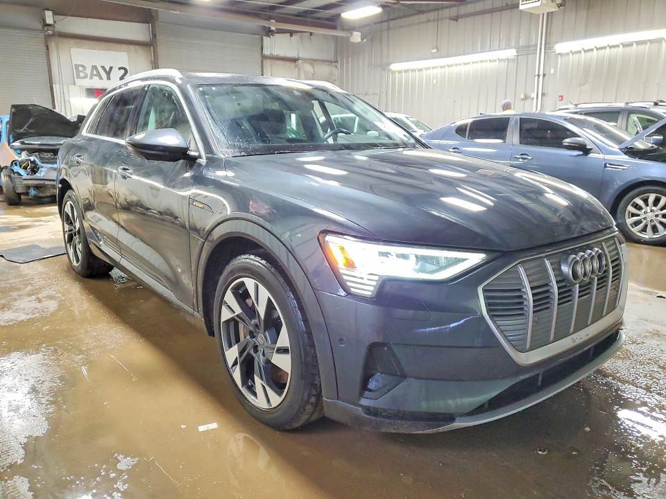 46695996 :رقم المزاد ، WA1LAAGE7MB003631 vin ، 2021 Audi E-tron مزاد بيع