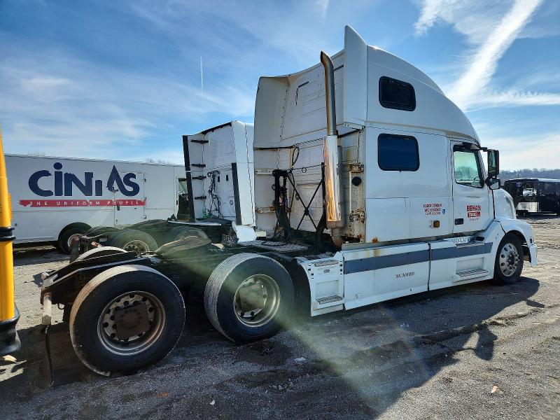 47058206 :رقم المزاد ، 4V4NC9TJX3N341861 vin ، 2003 Volvo Vnl مزاد بيع
