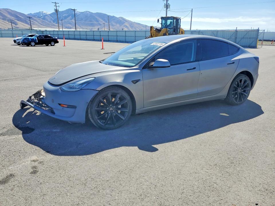 42022736 :رقم المزاد ، 5YJ3E1EB5JF070689 vin ، 2018 Tesla Model 3 مزاد بيع