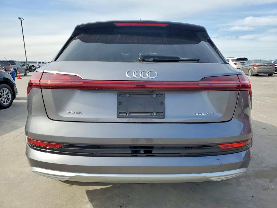 45935816 :رقم المزاد ، WA1LAAGE7NB013299 vin ، 2022 Audi E-tron مزاد بيع