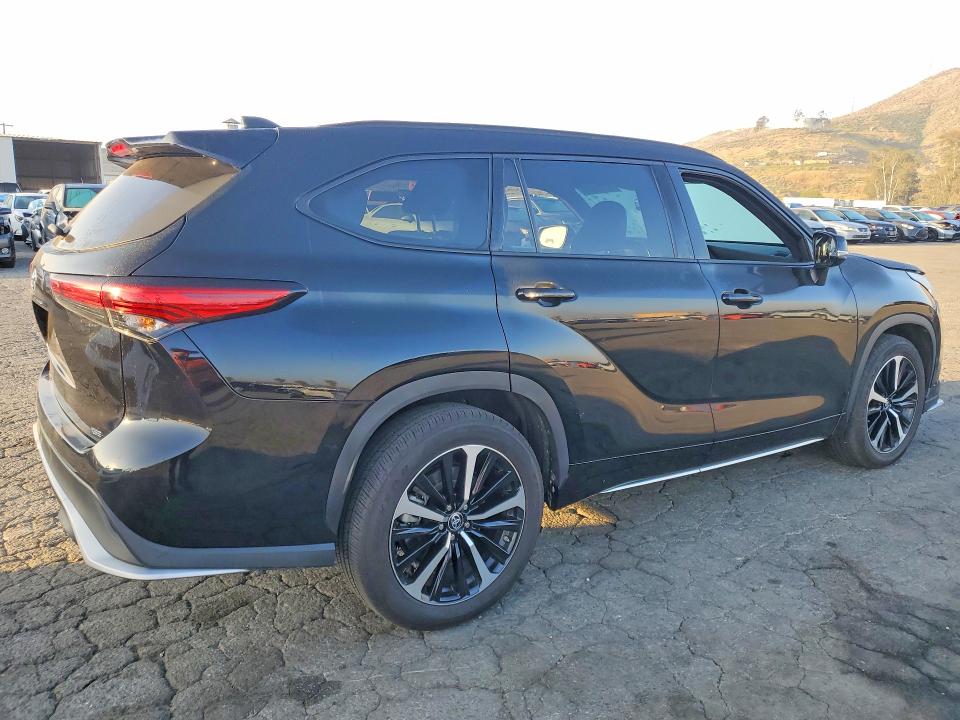 Продажа на аукционе авто 2022 Toyota Highlander, vin: 5TDLZRAH7NS133337, номер лота: 47130616