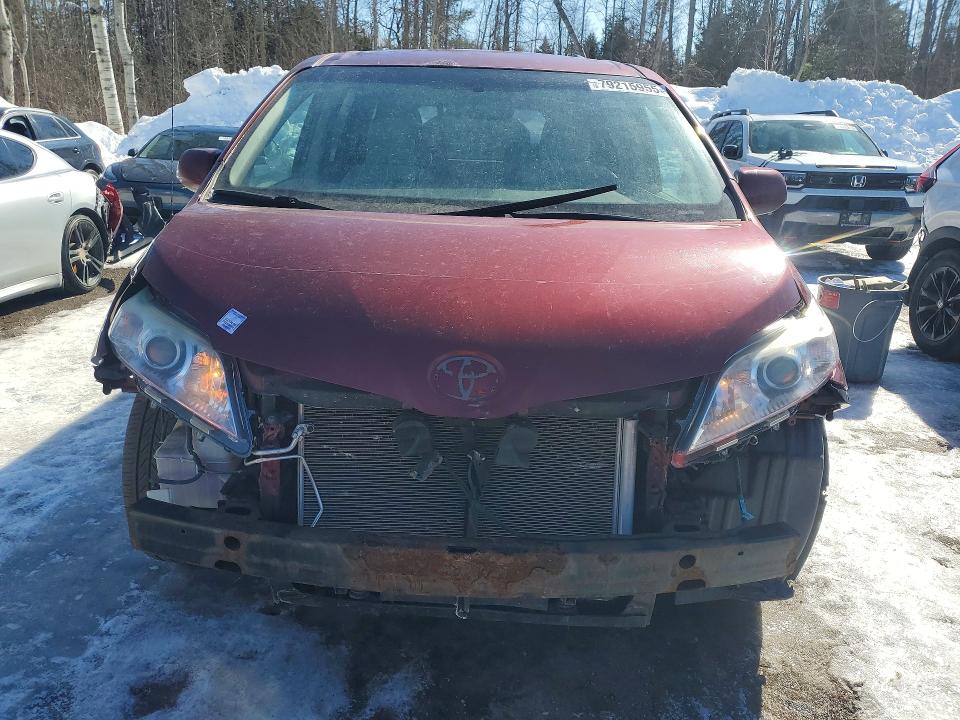 79215955 :رقم المزاد ، 5TDKK3DC3BS119010 vin ، 2011 Toyota Sienna مزاد بيع