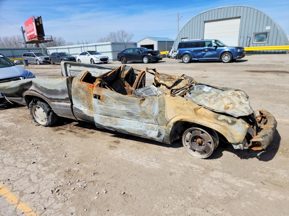 77131555 :رقم المزاد ، 1GTCS19W1Y8174113 vin ، 2000 Gmc Sonoma مزاد بيع