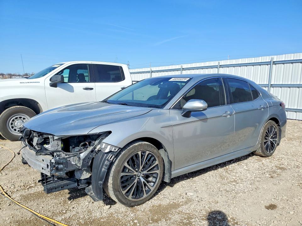 46846026 :رقم المزاد ، 4T1B11HK8JU516033 vin ، 2018 Toyota Camry مزاد بيع