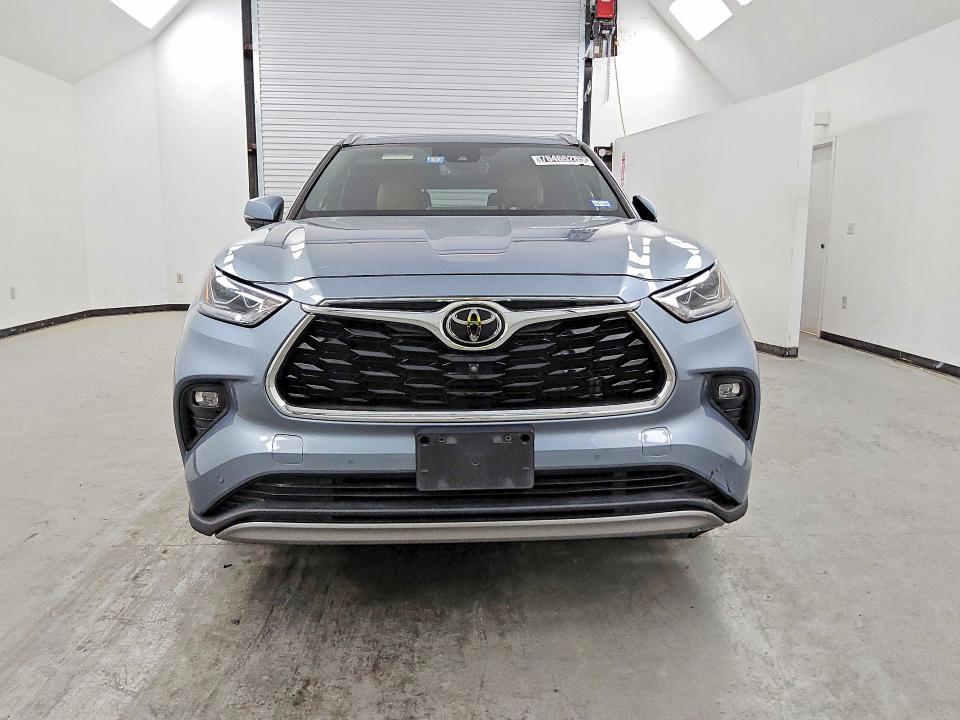 76465285 :رقم المزاد ، 5TDFZRBH1NS215737 vin ، 2022 Toyota Highlander مزاد بيع