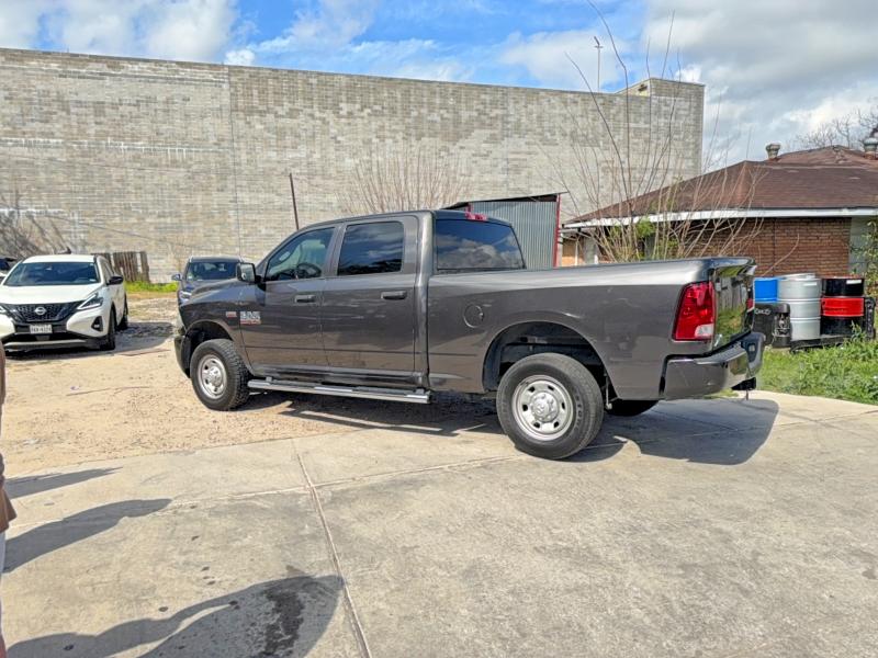 41747526 :رقم المزاد ، 3C6UR4CJ4JG215145 vin ، 2018 Ram 2500 مزاد بيع