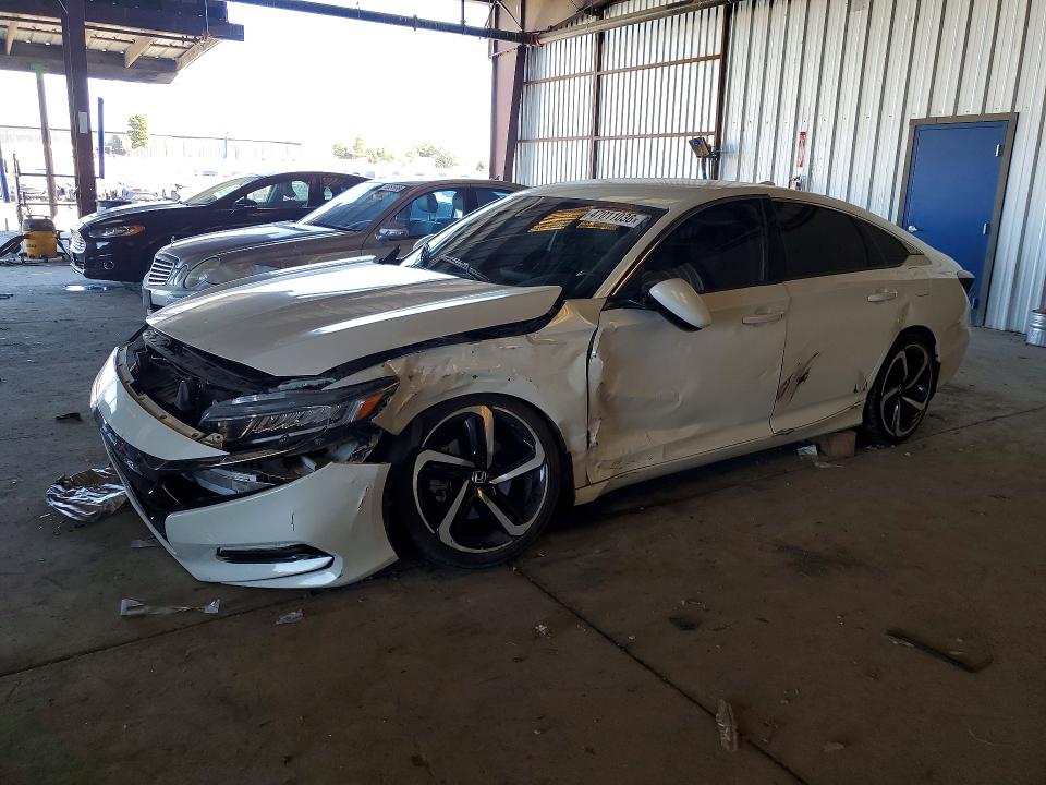 47011036 :رقم المزاد ، 1HGCV1F37JA157057 vin ، 2018 Honda Accord مزاد بيع