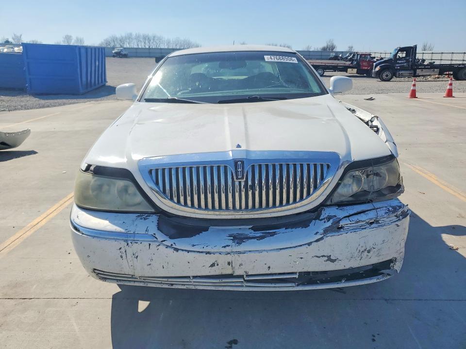 47688906 :رقم المزاد ، 1LNHM81W54Y602226 vin ، 2004 Lincoln Town Car مزاد بيع
