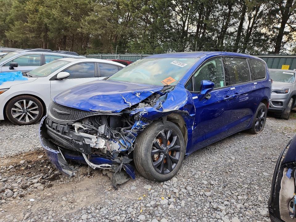 Auction sale of the 2020 Chrysler Pacifica, vin: 2C4RC1FG5LR257576, lot number: 47271576