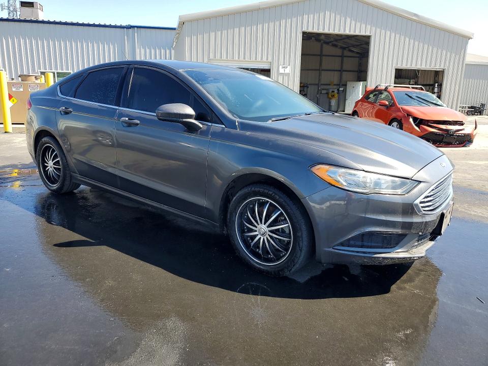 41737646 :رقم المزاد ، 3FA6P0HD4HR255622 vin ، 2017 Ford Fusion مزاد بيع