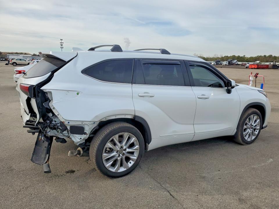Продажа на аукционе авто 2022 Toyota Highlander, vin: 5TDDZRBH4NS211964, номер лота: 47402356
