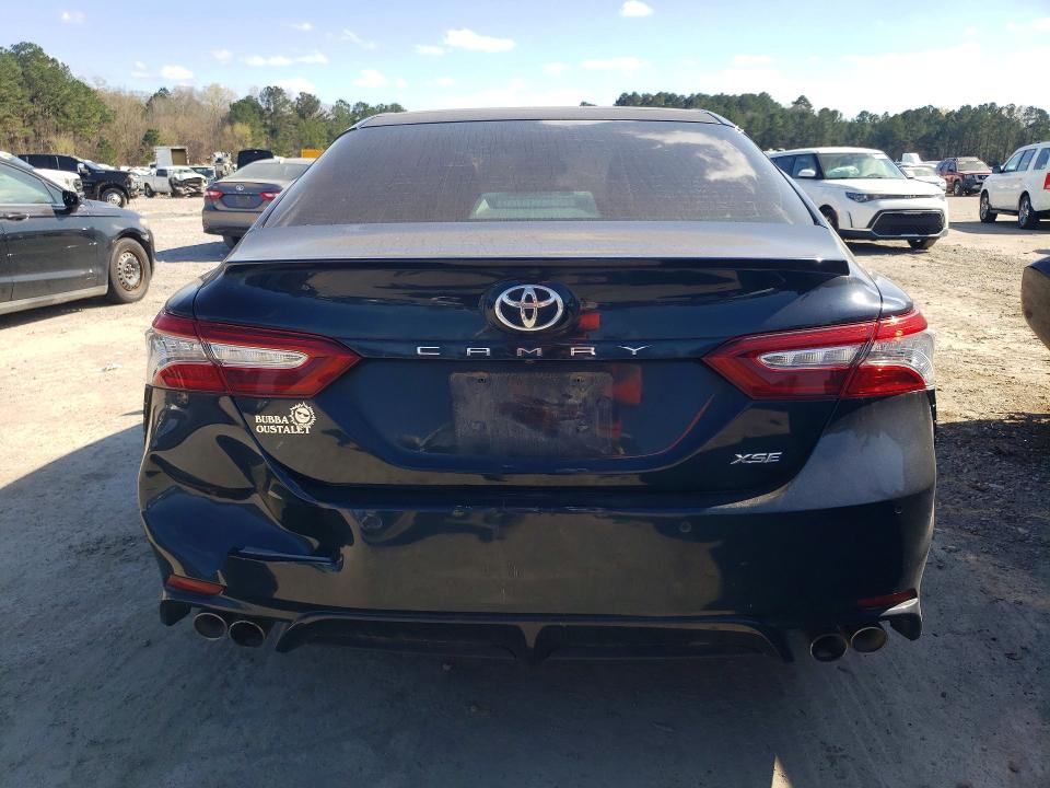 79717375 :رقم المزاد ، 4T1B61HK0JU599085 vin ، 2018 Toyota Camry مزاد بيع