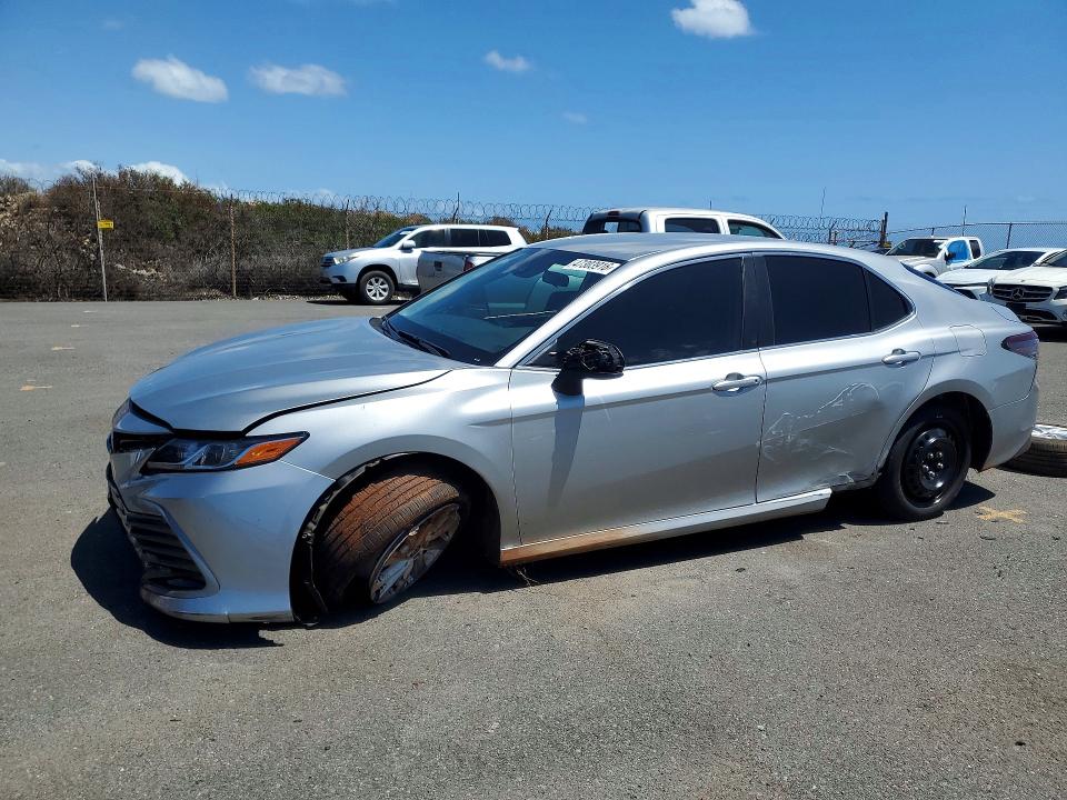 47303916 :رقم المزاد ، 4T1C11AK7NU027725 vin ، 2022 Toyota Camry مزاد بيع