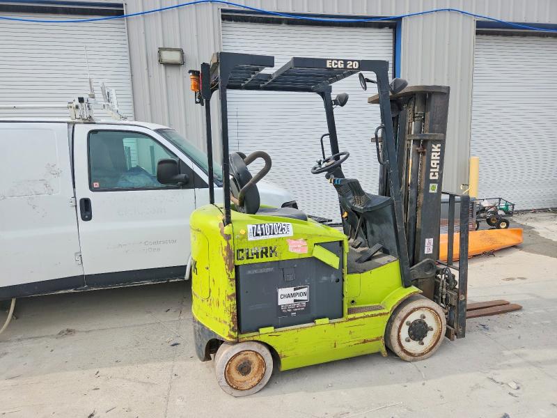53296636 :رقم المزاد ، ECG35800696843F vin ، 1999 Clark Forklift Forklift مزاد بيع