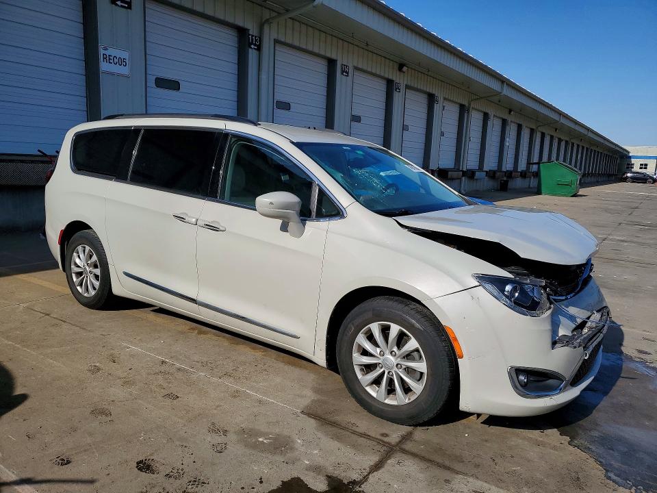 46941086 :رقم المزاد ، 2C4RC1BG7HR720458 vin ، 2017 Chrysler Pacifica مزاد بيع