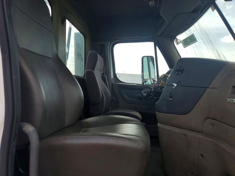 2015 Freightliner Cascadia მანქანა იყიდება აუქციონზე, vin: 1FUBGEDV5FLGH4750, აუქციონის ნომერი: 93057395