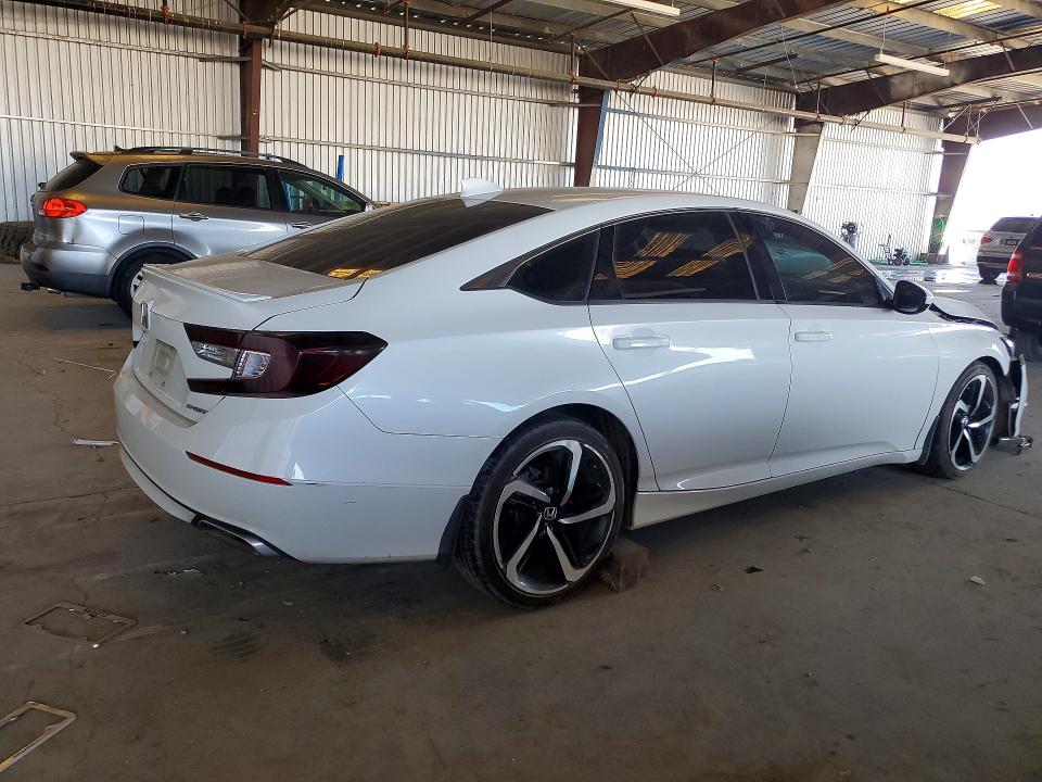 47011036 :رقم المزاد ، 1HGCV1F37JA157057 vin ، 2018 Honda Accord مزاد بيع