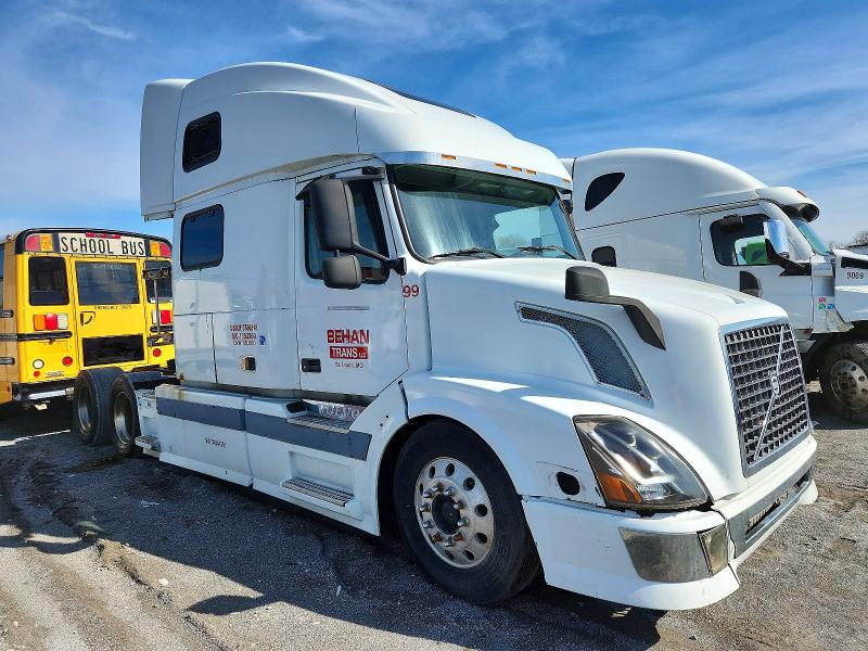 47058206 :رقم المزاد ، 4V4NC9TJX3N341861 vin ، 2003 Volvo Vnl مزاد بيع