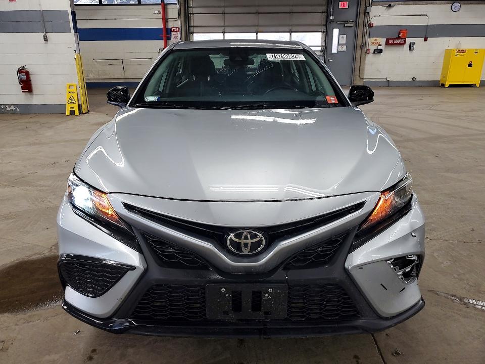 79290825 :رقم المزاد ، 4T1G11AK0MU424175 vin ، 2021 Toyota Camry مزاد بيع