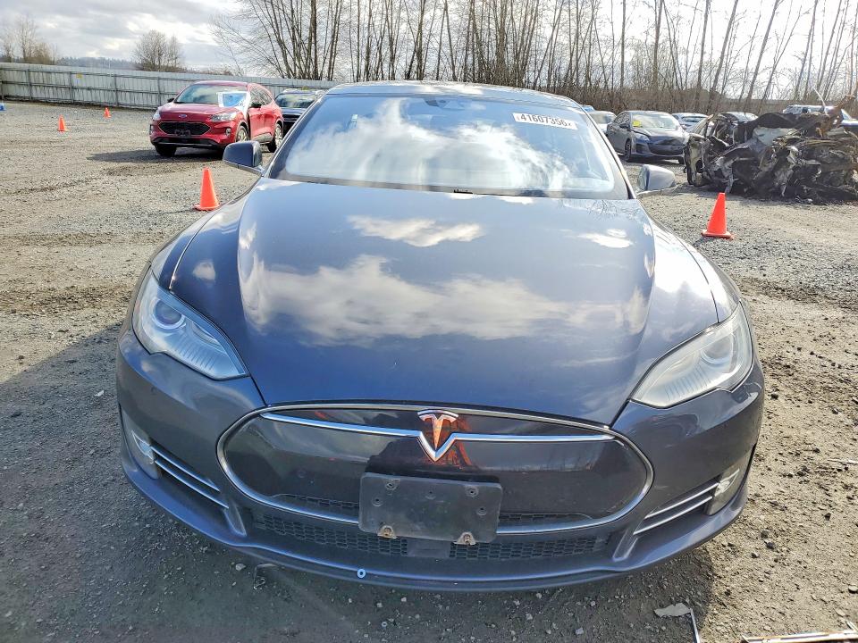 41607356 :رقم المزاد ، 5YJSA1E21GF130063 vin ، 2016 Tesla Model S مزاد بيع