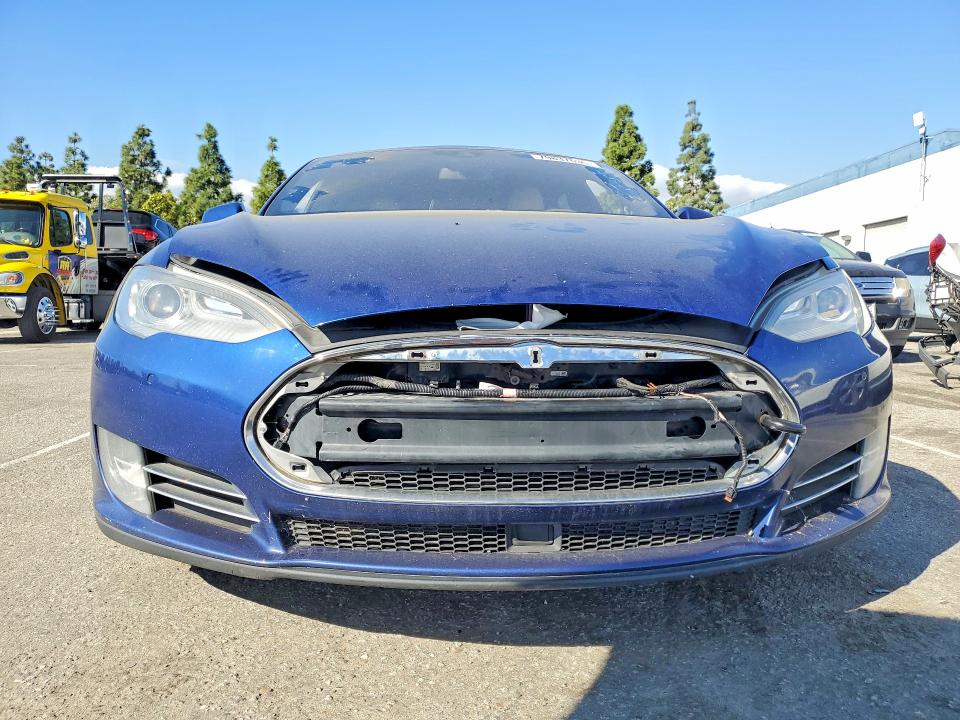 Продажа на аукционе авто 2015 Tesla Model S, vin: 5YJSA1E2XFF120162, номер лота: 79837635