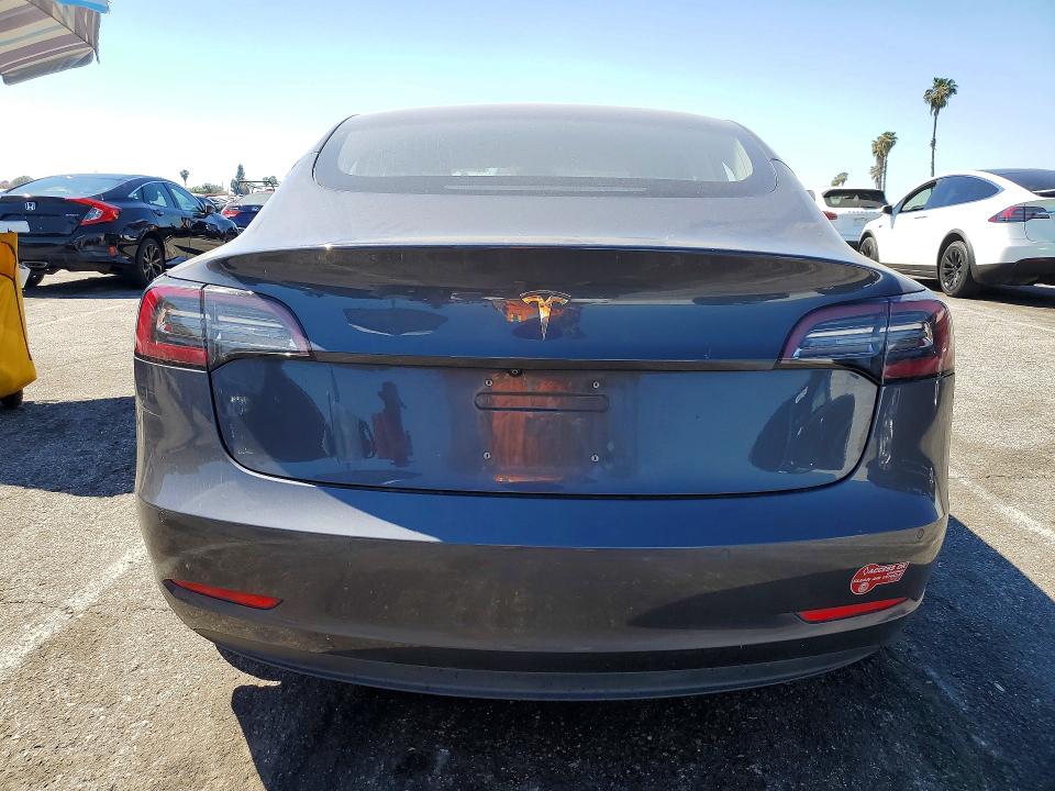 46743326 :رقم المزاد ، 5YJ3E1EA4JF028103 vin ، 2018 Tesla Model 3 مزاد بيع