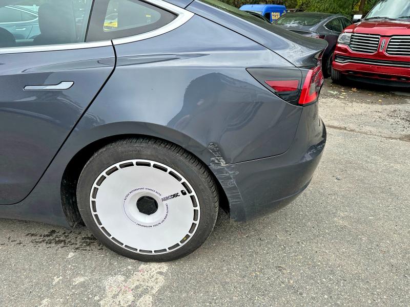 42063476 :رقم المزاد ، 5YJ3E1EB1JF119421 vin ، 2018 Tesla Model 3 مزاد بيع