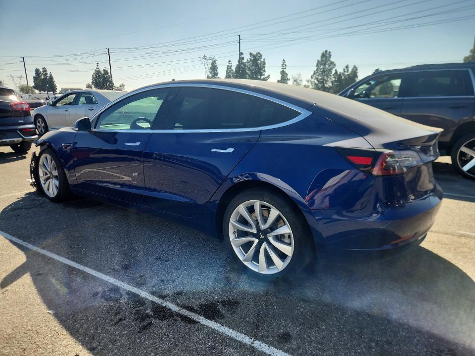 47137586 :رقم المزاد ، 5YJ3E1EA2JF164228 vin ، 2018 Tesla Model 3 مزاد بيع