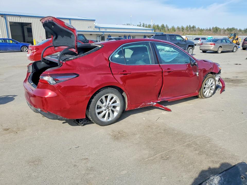 47728816 :رقم المزاد ، 4T1C11BK9NU067786 vin ، 2022 Toyota Camry مزاد بيع