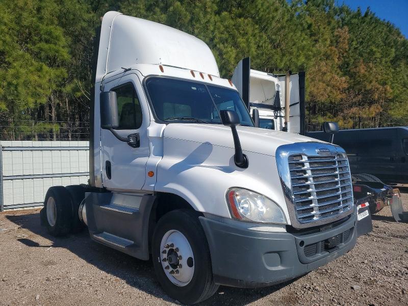2016 Freightliner Cascadia 1 მანქანა იყიდება აუქციონზე, vin: 1FUBGEDV3GLHC5647, აუქციონის ნომერი: 77515935
