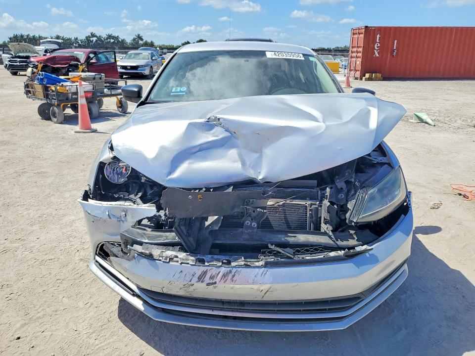 42035956 :رقم المزاد ، 3VWD17AJ8FM218138 vin ، 2015 Volkswagen Jetta مزاد بيع