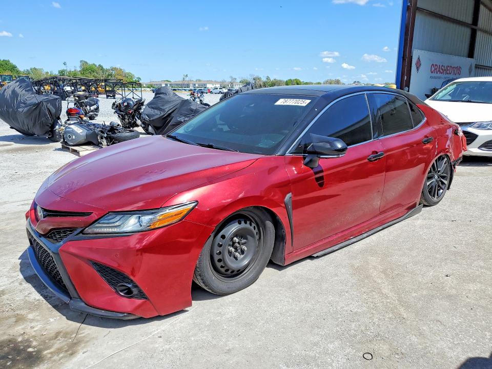 78777025 :رقم المزاد ، 4T1B61HK9JU502319 vin ، 2018 Toyota Camry مزاد بيع
