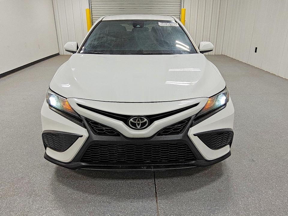 94030195 :رقم المزاد ، 4T1G11AKXMU429951 vin ، 2021 Toyota Camry مزاد بيع
