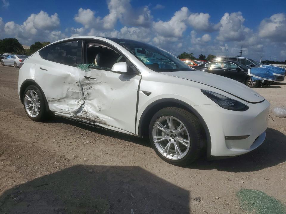 41588556 :رقم المزاد ، 7SAYGAEE2NF316438 vin ، 2022 Tesla Model Y مزاد بيع