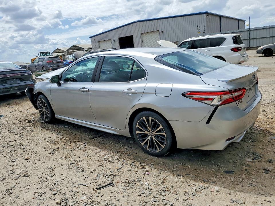 48111126 :رقم المزاد ، 4T1B11HK8JU595171 vin ، 2018 Toyota Camry مزاد بيع