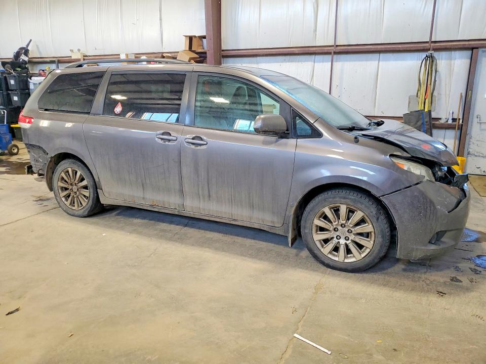 79624065 :رقم المزاد ، 5TDJK3DC3BS022630 vin ، 2011 Toyota Sienna مزاد بيع