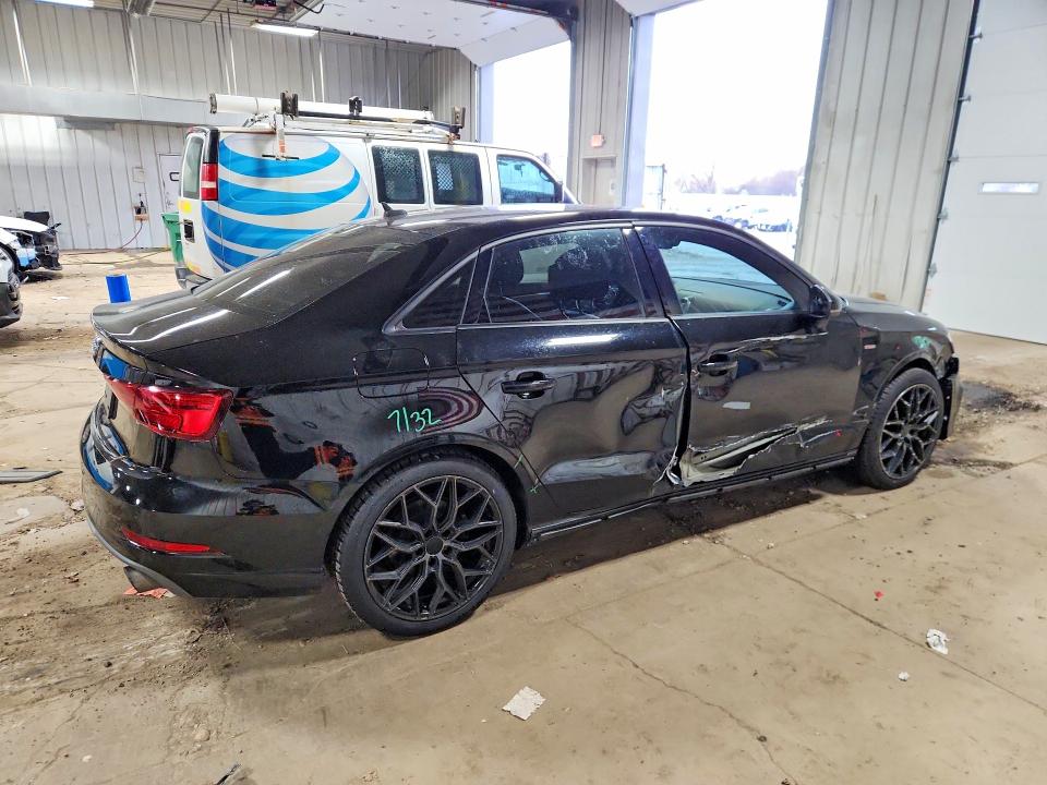 47759106 :رقم المزاد ، WAUJ8GFFXJ1022517 vin ، 2018 Audi A3 مزاد بيع
