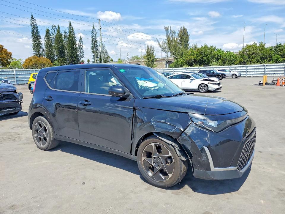 47305336 :رقم المزاد ، KNDJ33AU2P7859493 vin ، 2023 Kia Soul مزاد بيع