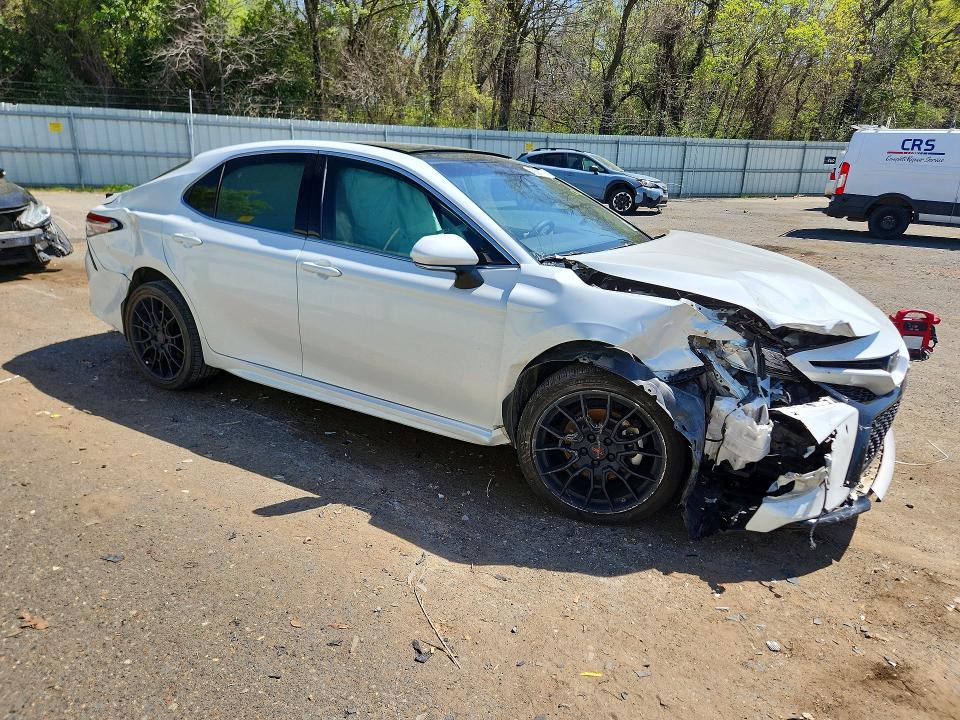46624756 :رقم المزاد ، 4T1B61HK4JU137435 vin ، 2018 Toyota Camry مزاد بيع