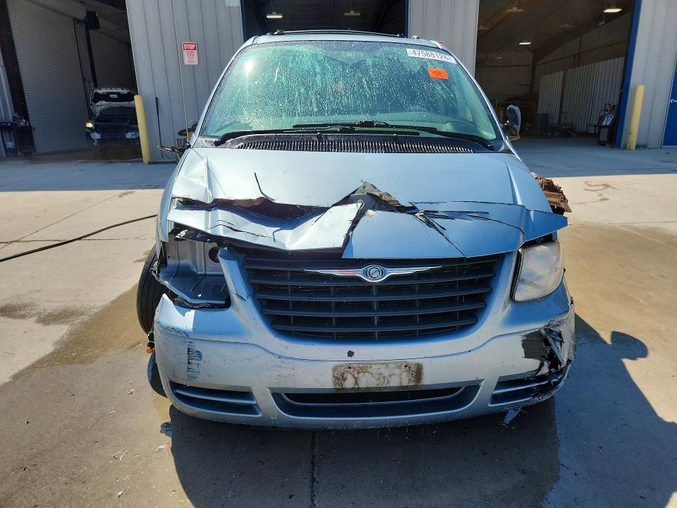 47588126 :رقم المزاد ، 1A4GP45RX6B549642 vin ، 2006 Chrysler Town & Country مزاد بيع
