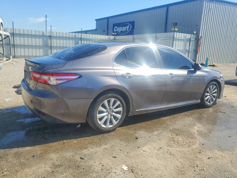 46679606 :رقم المزاد ، 4T1B11HK1JU627409 vin ، 2018 Toyota Camry مزاد بيع
